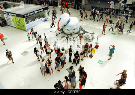 Londra REGNO UNITO 23 luglio 2016 un gigante uomo dei marshmallow emergenti in stazione Waterloo a promuovere i più recenti film Ghostbusters - Acchiappafantasmi. Foto Stock