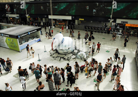 Londra REGNO UNITO 23 luglio 2016 un gigante uomo dei marshmallow emergenti in stazione Waterloo a promuovere i più recenti film Ghostbusters - Acchiappafantasmi. Foto Stock