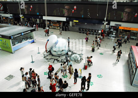 Londra REGNO UNITO 23 luglio 2016 un gigante uomo dei marshmallow emergenti in stazione Waterloo a promuovere i più recenti film Ghostbusters - Acchiappafantasmi. Foto Stock