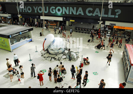 Londra REGNO UNITO 23 luglio 2016 un gigante uomo dei marshmallow emergenti in stazione Waterloo a promuovere i più recenti film Ghostbusters - Acchiappafantasmi. Foto Stock