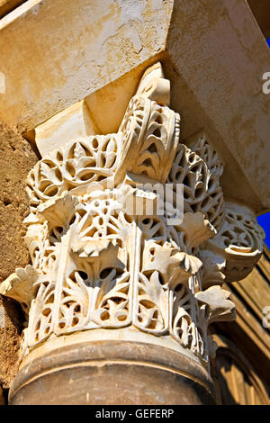 Geografia / viaggi Andalusia, intricate sculture di colonne dell'Edificio basilicale Superior (Basilica Superiore edificio), Medina Azahara (Medinat al-Zahra), provincia di Cordoba, Andalusia (Andalucia), No-Exclusive-uso Foto Stock