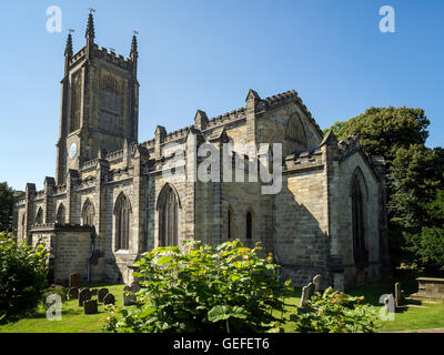 Vista di St Swithun's Chiesa in East Grinstead Foto Stock