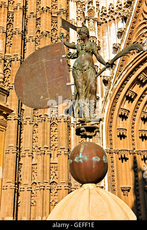 Geografia / viaggi Andalusia, Siviglia, Replica del weathervane, una statua raffigurante la fede al di fuori della porta del principe (o San Cristobal), la Cattedrale di Siviglia e La Giralda (torre campanaria/minareto), un sito Patrimonio Mondiale dell'UNESCO, il quartiere di Santa Cruz, città di Siviglia (Siviglia), No-Exclusive-uso Foto Stock