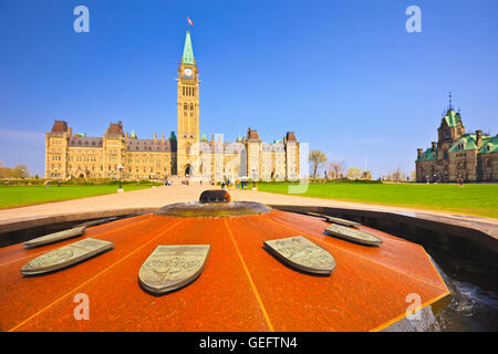 Geografia,corsa,Canada,Ontario,Ottawa,blocco centrale e Torre di pace agli edifici del Parlamento e il Centennial fiamma,il Parlamento Foto Stock