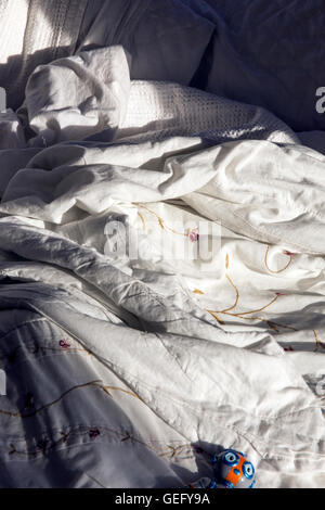 Disfatto letto sgualcito,confuso, disfatto, insignificante, bianco, tabelle, illuminare, drappeggio, sbagliato, j Foto Stock