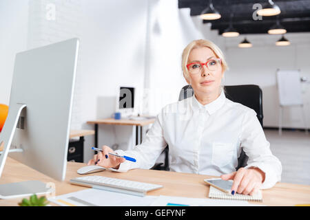 Ritratto di un sorridente coppia imprenditrice lavoro in ufficio Foto Stock