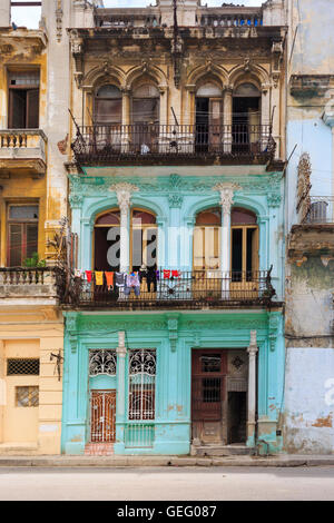 Lavanderia asciugatura sul balcone ornato di un edificio storico nella Vecchia Havana, Cuba Foto Stock