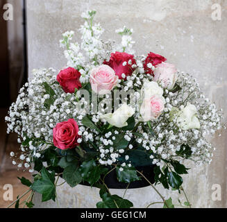 Wedding floreale nella Parrocchia di Tutti i Santi a Oaksey vicino a Cirencester Foto Stock