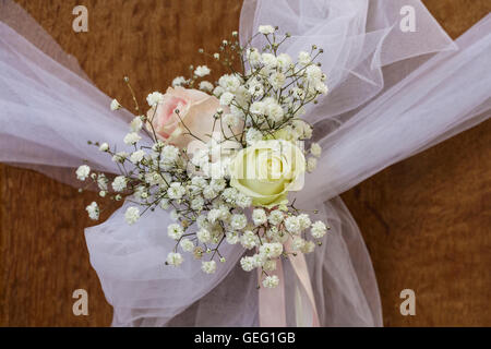 Wedding floreale nella Parrocchia di Tutti i Santi a Oaksey vicino Cirencestercester Foto Stock