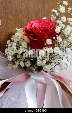 Wedding floreale nella Parrocchia di Tutti i Santi a Oaksey vicino a Cirencester Foto Stock