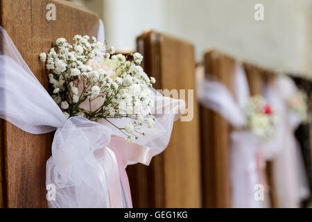 Wedding floreale nella Parrocchia di Tutti i Santi a Oaksey vicino a Cirencester Foto Stock