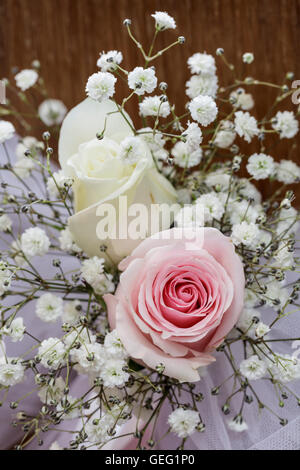 Wedding floreale nella Parrocchia di Tutti i Santi a Oaksey vicino a Cirencester Foto Stock