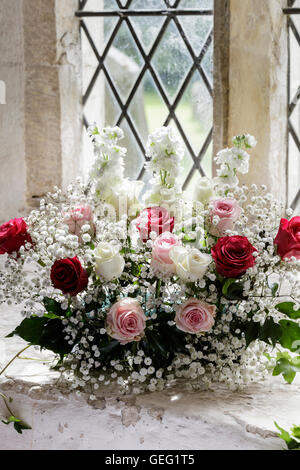 Wedding floreale nella Parrocchia di Tutti i Santi a Oaksey vicino a Cirencester Foto Stock