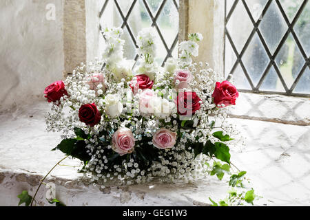 Wedding floreale nella Parrocchia di Tutti i Santi a Oaksey vicino a Cirencester Foto Stock