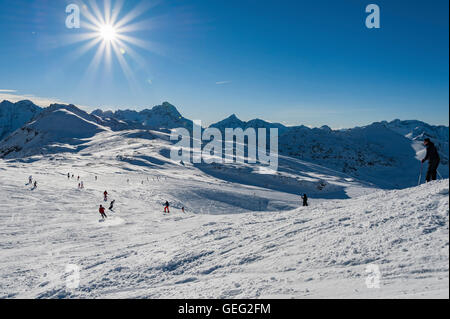 La gente a sciare nel comprensorio sciistico chiamato "Les Deux Alpes'. Un contre-jour shot . Francia, Europa Foto Stock