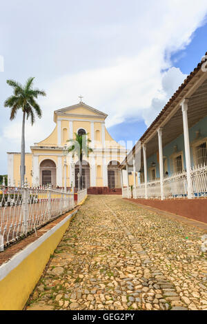 Vista su Plaza Mayor verso la Iglesia Parroquial de La Santísima Trinidad, Cuba Foto Stock