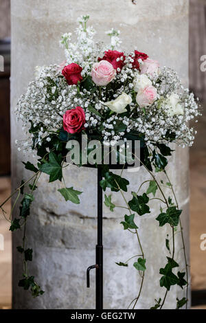 Wedding floreale nella Parrocchia di Tutti i Santi a Oaksey vicino a Cirencester Foto Stock