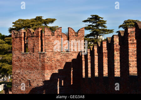 Medievale Ponte Scaligero di Verona con la sua caratteristica merlatura ghibellina Foto Stock