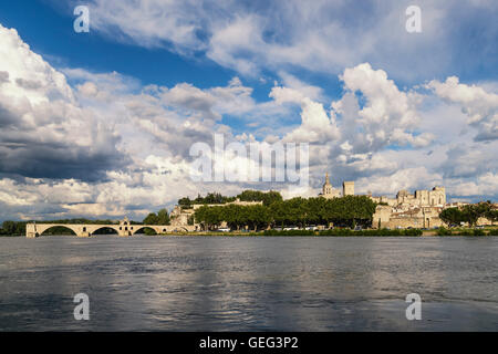 Avignone, Pont St Benezet, Bridge, Palais des Papes, Bouche du Rhone, Francia Foto Stock