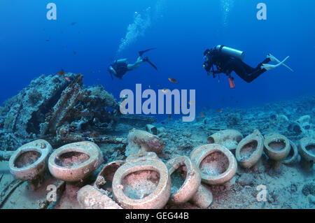 Maschio di scuba diver guardando i servizi igienici sul relitto di Yolanda, Shark Yolanda Reef, il parco nazionale di Ras Mohammed, Sinai Foto Stock