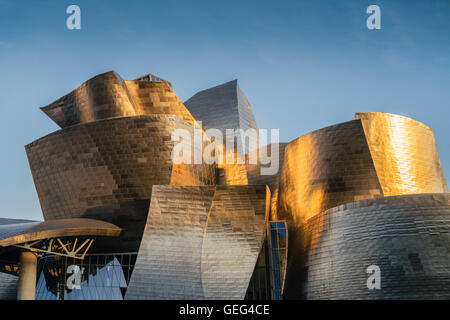 Museo Guggenheim Bilbao ,particolare della facciata di titan al tramonto, il museo di arte moderna e contemporanea , architetto Frank Gehry , Bil Foto Stock