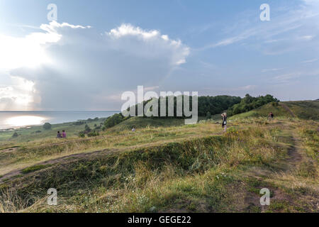 Pereslavl Zalessky, Russia - Luglio 23, 2016: Serata summer view da Alexandrova della montagna sul lago Pleshcheevo con le nuvole Foto Stock