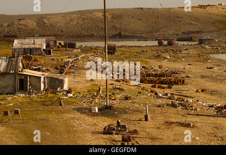 Ollapsing stazione polare nel Nord, l'isola di Novaya Zemlya. Un gran numero di abbandono dei fusti di carburante Foto Stock