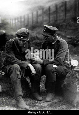 Lew Ayres, Louis Wolheim Der alte Soldat Katczinsky (Louis Wolheim,r) nimmt den jungen Paolo Bäumler (Lew Ayres), der direkt von der Schulbank kommt, unter seine Fittiche. *** Caption locale *** 1979, tutto tranquillo sul fronte occidentale, im Westen Nichts Neues Foto Stock