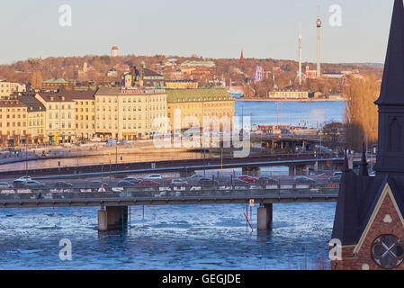Vista invernale di Centralbron (Ponte Centrale) e Gamla Stan Stoccolma Svezia Scandinavia Foto Stock