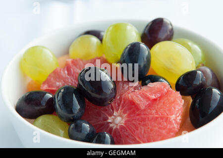 Ciotola di frutta fresca per la colazione Foto Stock