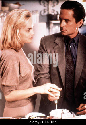 Michael Douglas, Sharon Stone Detective Nick Curran (Michael Douglas) geraet bei Ermittlungen in einem brutalen Mordfall an die faszinierende Catherine Tramell (Sharon Stone). *** Caption locale *** 1992, basic instinct, istinto di base Foto Stock