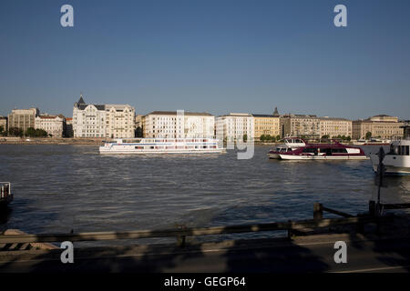 Danubio e Joszef Antall quay visto dalla piazza Batthyany Foto Stock