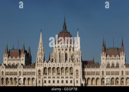 Parlamento ungherese con la sua cupola e due torri principali Foto Stock