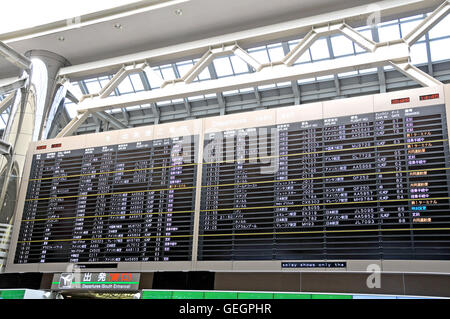 Interno del terminal 2 dell'aeroporto internazionale di Narita Giappone Foto Stock