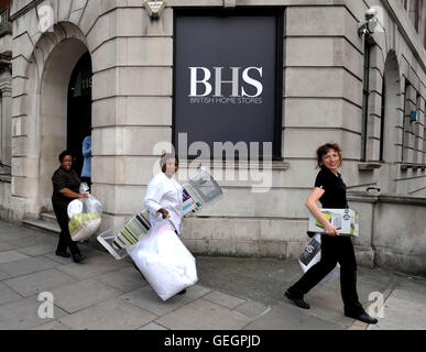 BHS personale trasportare merci che hanno acquistato con lo sconto dal BHS sede in Marylebone Road, Londra, a seguito della vendita al dettaglio che andando in amministrazione, come un pesante in relazione al crollo di BHS e il ruolo di ex boss Sir Philip Green è chiaramente relativa", Downing Street detto sottolineando Theresa Maggio la volontà di riforma "capitalismo" e impedire "temerario" comportamento aziendale. Foto Stock