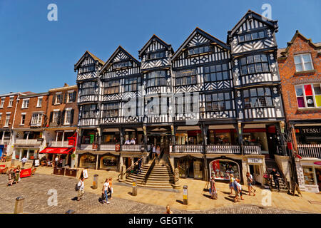 Bridge Street con il centro commerciale Grosvenor a Chester city centre, il capoluogo della contea di Cheshire, Inghilterra. Foto Stock