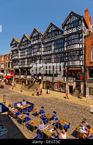 Bridge Street con il centro commerciale Grosvenor a Chester city centre, Cheshire. Foto Stock