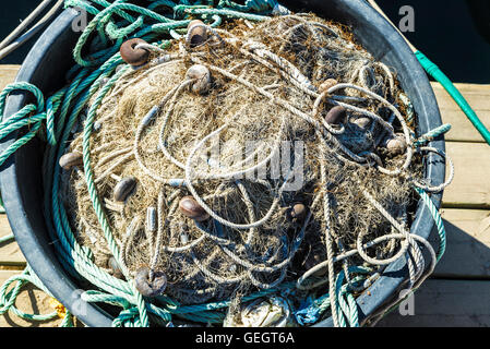 Un sacco di reti da pesca in un porto della Costa Brava Catalogna Foto Stock