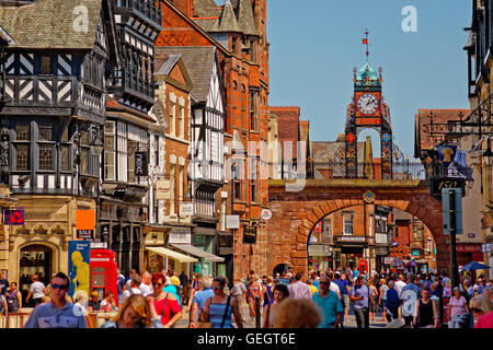 Eastgate e il Chester orologio sul muro romano nel centro della città di Chester, il capoluogo della contea di Cheshire. Foto Stock