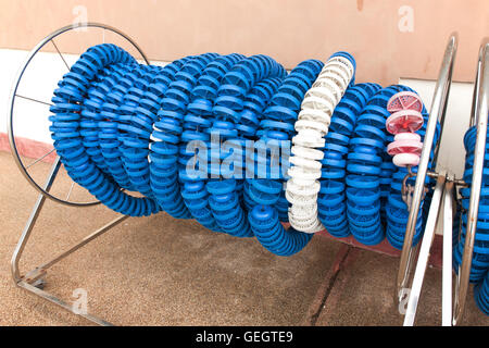 Corsie di nuoto di marcatori di storage dell'aspo all'interno del pool. Pool Lane lines per atletica, nuoto. Foto Stock