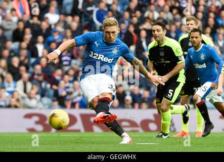 Rangers Martyn Waghorn punteggi dalla pena spot durante il Betfred Cup gioco al Ibrox, Glasgow. Foto Stock