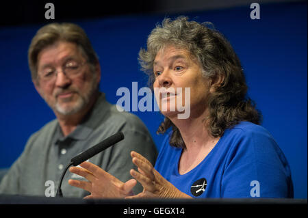 Il briefing della missione Giunone della NASA discute i progressi della navicella nello studio dell'atmosfera di Giove e del suo campo magnetico. La missione mira a migliorare la comprensione della formazione e dell'evoluzione del gigante gassoso. Foto Stock