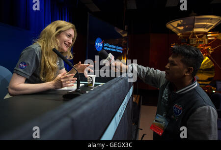 La navicella spaziale Juno della NASA si sta preparando per il suo inserimento orbitale intorno a Giove. Il briefing ha evidenziato gli obiettivi della missione e il percorso del veicolo spaziale per studiare l'atmosfera, il campo magnetico e la struttura interna del pianeta. Foto Stock