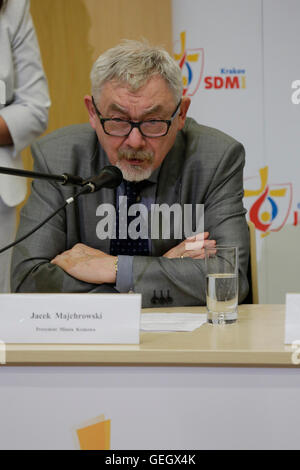 Cracovia in Polonia. Xxv Luglio, 2016. Jacek Majchrowski, il sindaco di Cracovia, è raffigurato t la conferenza stampa di apertura della Giornata Mondiale della Gioventù 2016 a Cracovia. Una conferenza stampa di apertura si è svolta il giorno prima dell'avvio ufficiale della Giornata Mondiale della Gioventù 2016 a Cracovia. Alla conferenza stampa ha partecipato l Arcivescovo di Cracovia nonché rappresentanti della città civile e dalle autorità regionali. © Michael Debets/Pacific Press/Alamy Live News Foto Stock