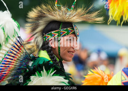 Pow Wow ballerina nativa in costume tradizionale a sei nazioni del gran fiume campione dei campioni Powwow, Ohsweken Canada Foto Stock
