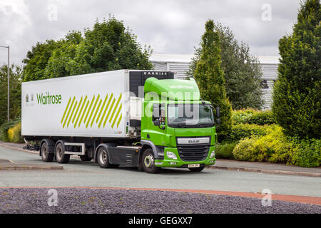 Waitrose supermarket food truck, rimorchi per frigoriferi, trasporto di alimenti refrigerati, articoli per alimenti refrigerati, a temperatura controllata, contenitori refrigerati, veicoli per magazzini per la consegna di merci congelate e sensibili alla temperatura, DAF Refrigerated Container Chorley, Lancashire, Regno Unito Foto Stock