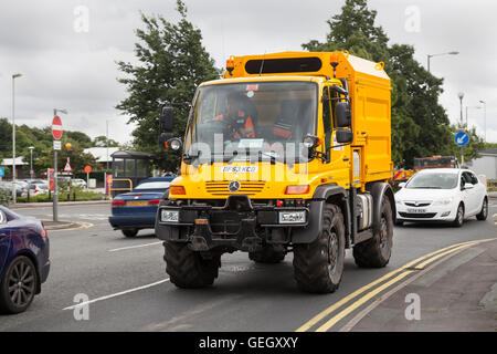 Lancashire County Council Unimog Mercedes-Benz U400 giallo HCV , di ritorno al deposito, Chorley, Lancashire, UK Foto Stock