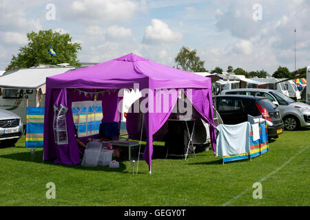 Un gazebo in Warwick Folk Festival campeggio, Warwick, Regno Unito Foto Stock