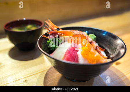 Chirashi sushi, il cibo Giapponese, ciotola di riso con salmone crudo sashimi, capesante, gamberetti, surf clam di uova di salmone, polpi, tonno, hamach Foto Stock
