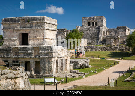 Rovine del tempio Maya motivi a Tulum, Quintana Roo, Yucatan, Messico Foto Stock